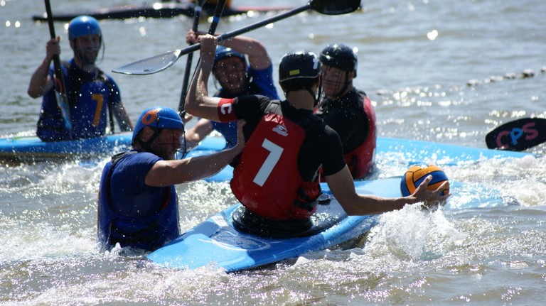 Compétition kayak polo
